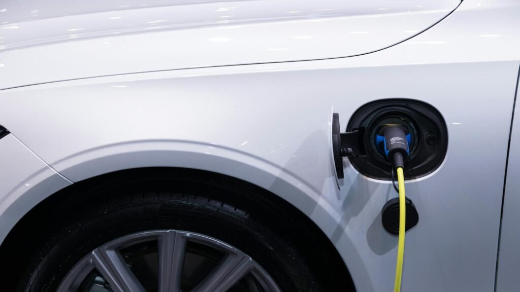 Carro elétrico a carregar - comparação entre elétrico e híbrido plug-in
