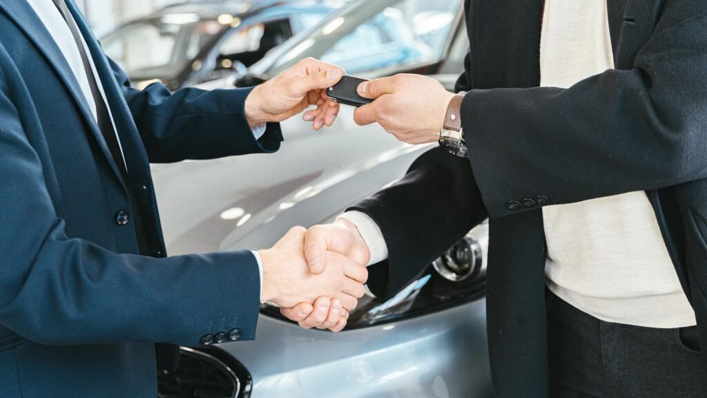 Entrega de chaves de carro importado entre empresa e cliente