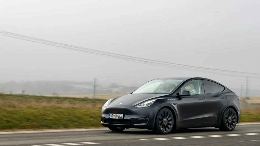 Tesla Model Y de 7 lugares a circular numa estrada europeia