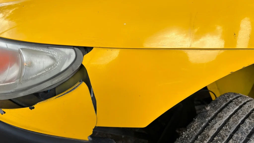 Carro com danos na carroçaria apos acidente