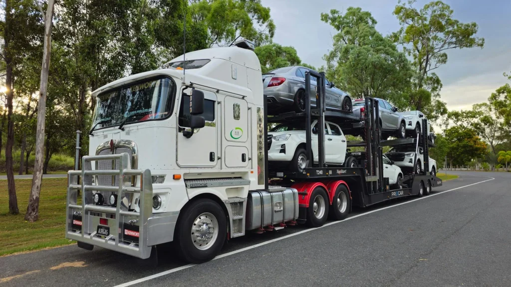 Camião porta-carros a transportar viaturas numa estrada