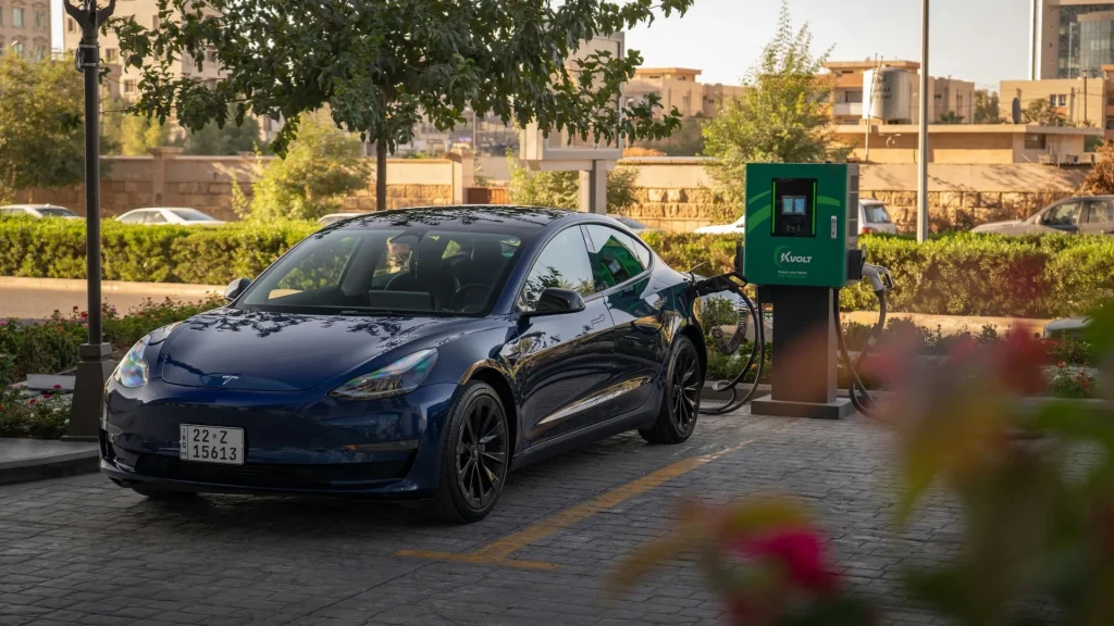 Tesla Model 3 a carregar em estacao publica de electrico