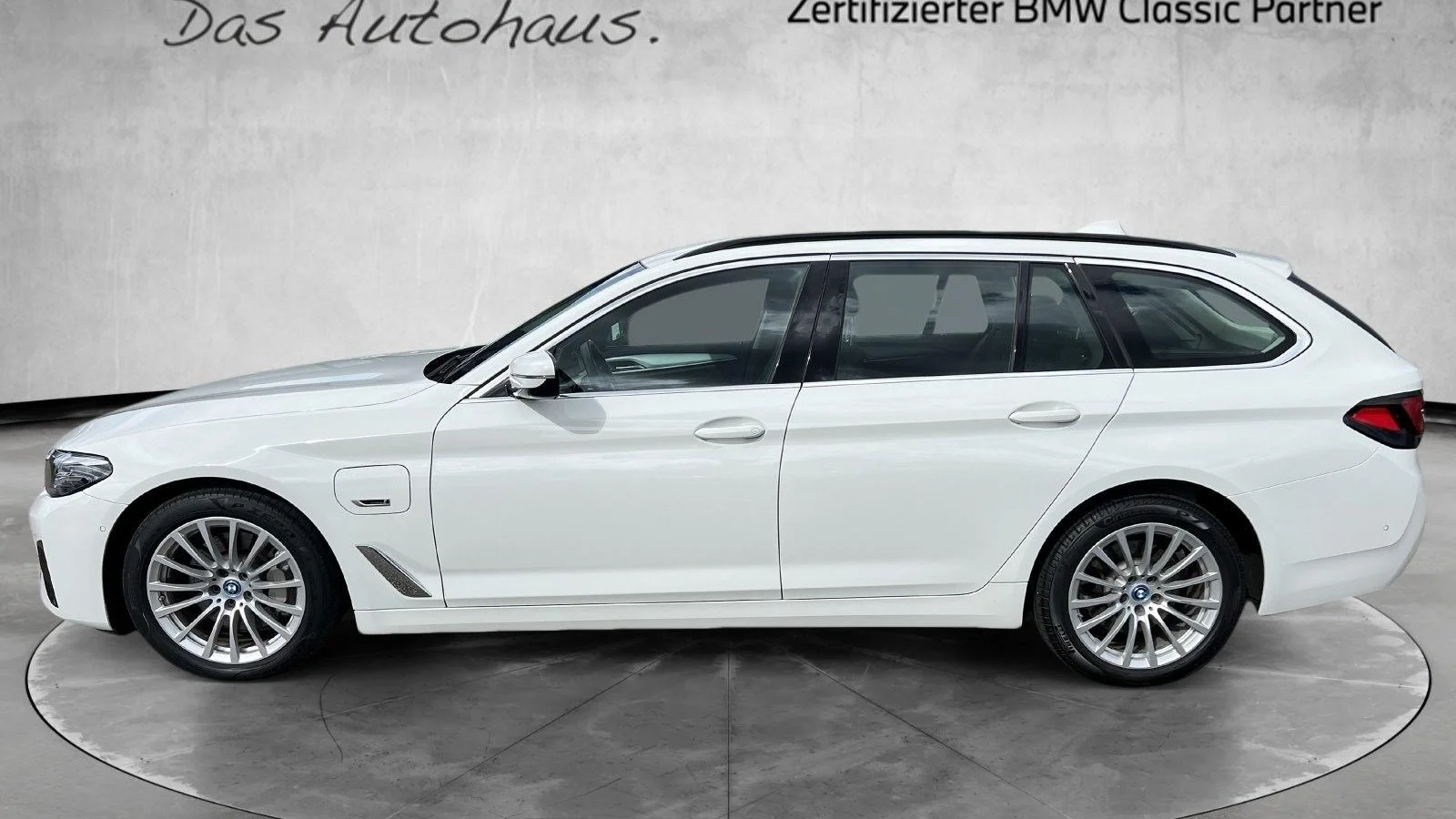 BMW 530e Touring 2022 — PHEV plug-in foto 2