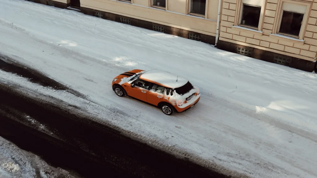 Estrada nórdica de Inverno com carro eléctrico — importar Tesla VW da Suécia ou Noruega