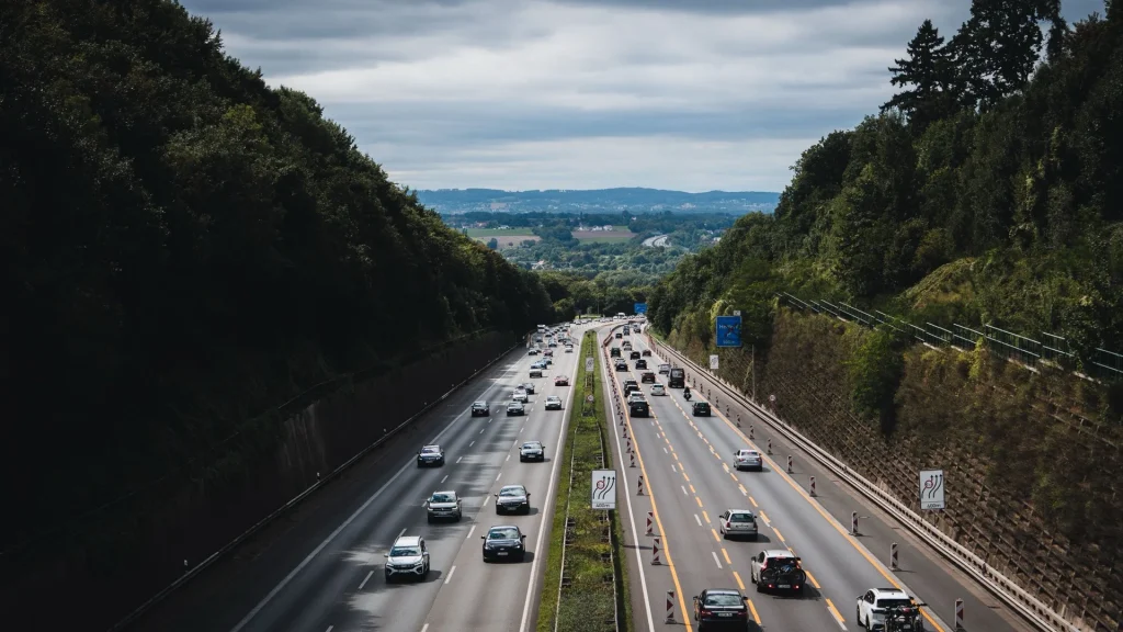 Sedan alemão em autoestrada — importar carro usado da Alemanha em 2026