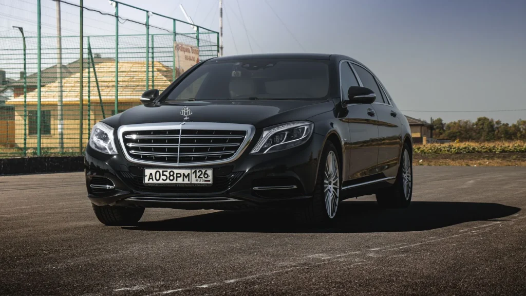 Mercedes-Benz preto sedan premium — modelo de referência para importação por encomenda