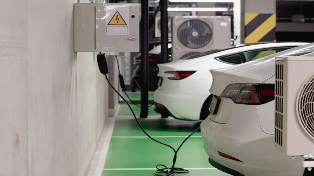Carro eléctrico a carregar — comparação custo total 5 anos importar eléctrico vs combustão Portugal