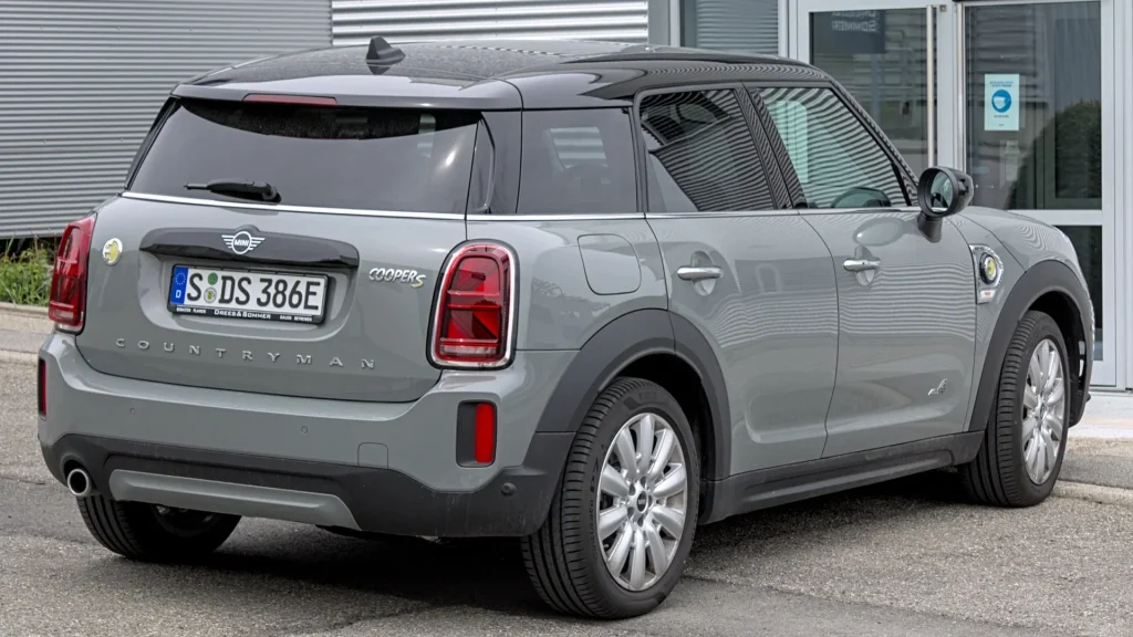 Mini Countryman F60 Plug-In Hybrid Cooper S E ALL4 traseira com badge PHEV