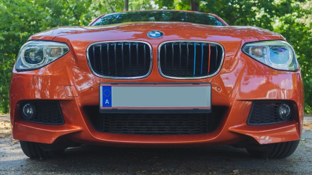 Placa de matrícula europeia próxima ao carro