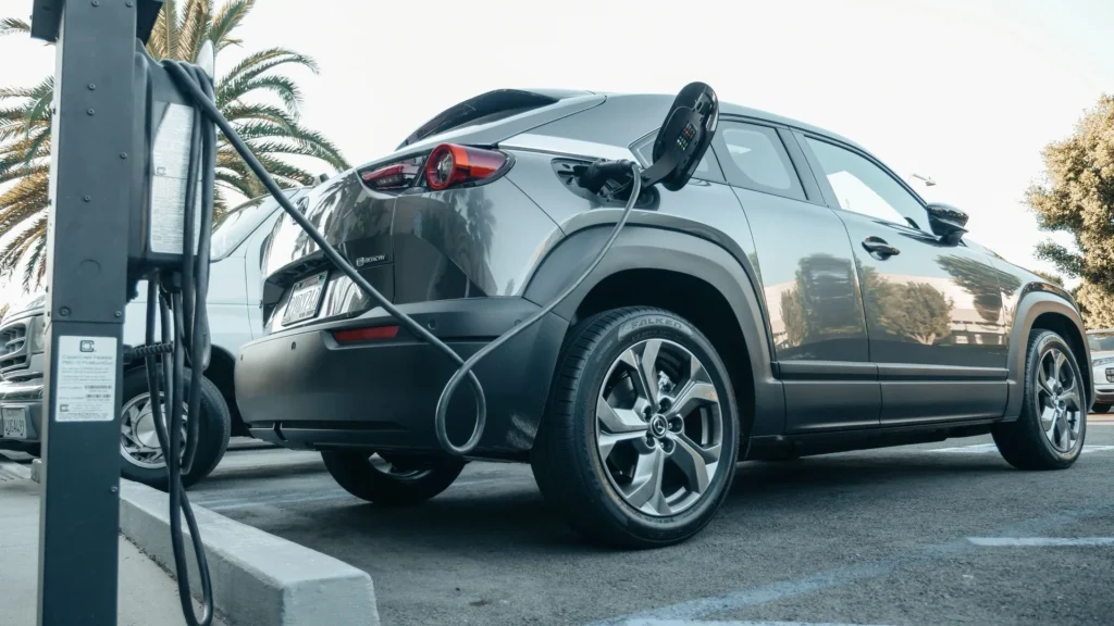 SUV híbrido plug-in a carregar em posto público