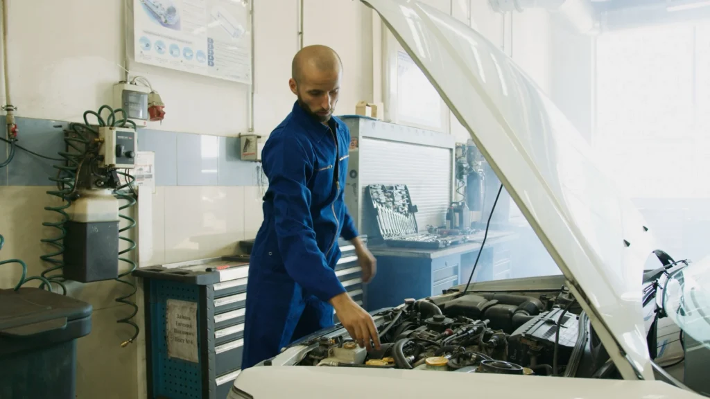 Engenheiro automóvel a examinar componente técnico