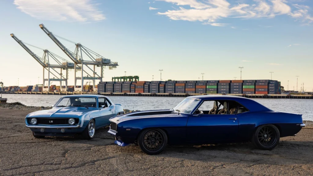 Carros americanos em cais de exportação prontos para embarque