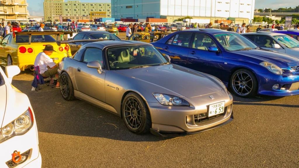 Carro japonês numa rua de Tóquio à noite