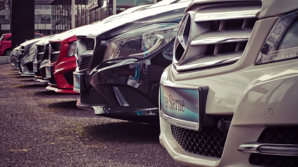 Frota de veículos empresariais estacionada em parque