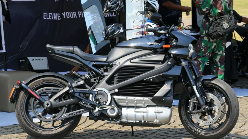Mota eléctrica moderna em fundo urbano