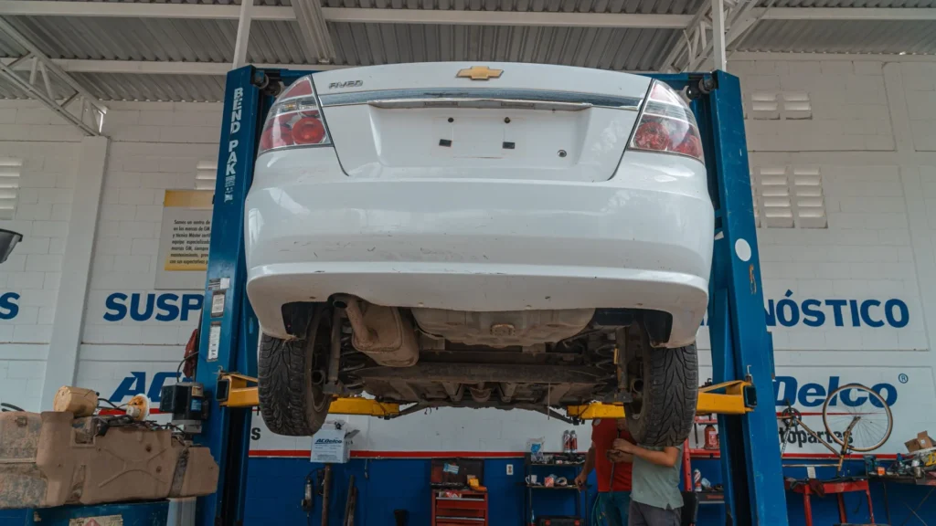 Mecânico a fazer inspecção técnica a um automóvel numa oficina