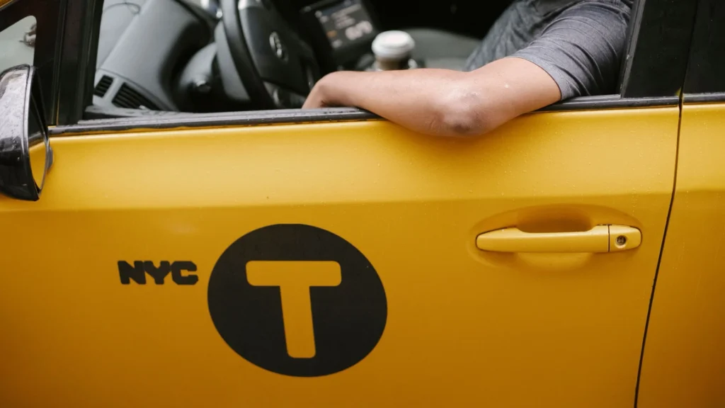 Motorista TVDE dentro de veículo com aplicação no telemóvel