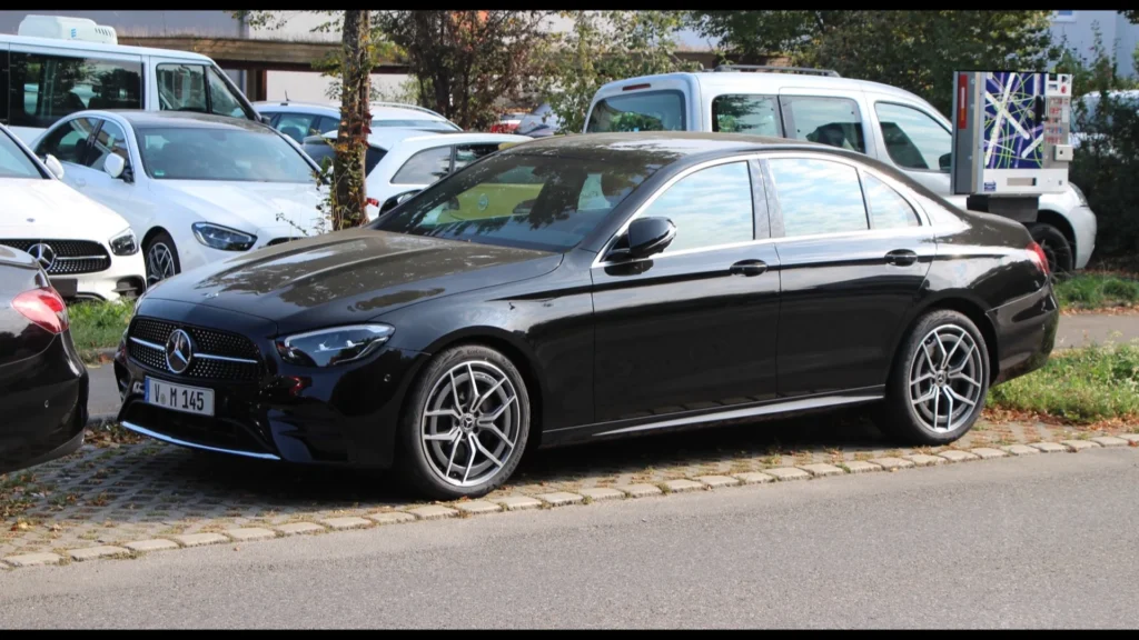 Mercedes-Benz E-Class W213 facelift — comparativo W213 vs W214 versões E300