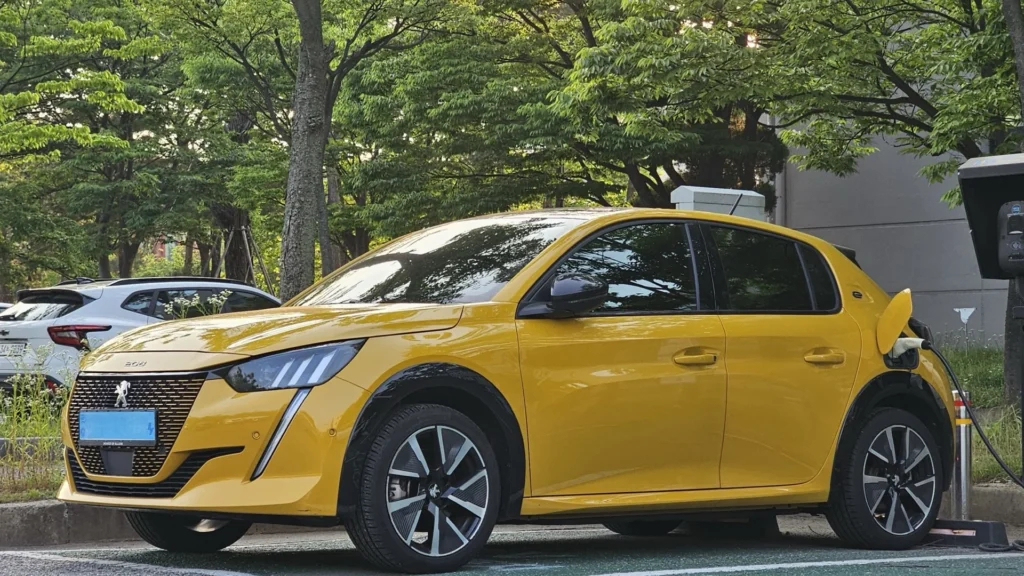 Peugeot e-208 GT Faro Yellow — comparativo Renault Megane E-Tech vs Peugeot e-208 vs Opel Corsa Electric
