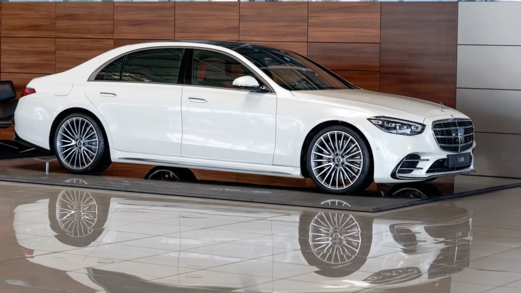 Sedan de luxo preto estacionado em hotel premium