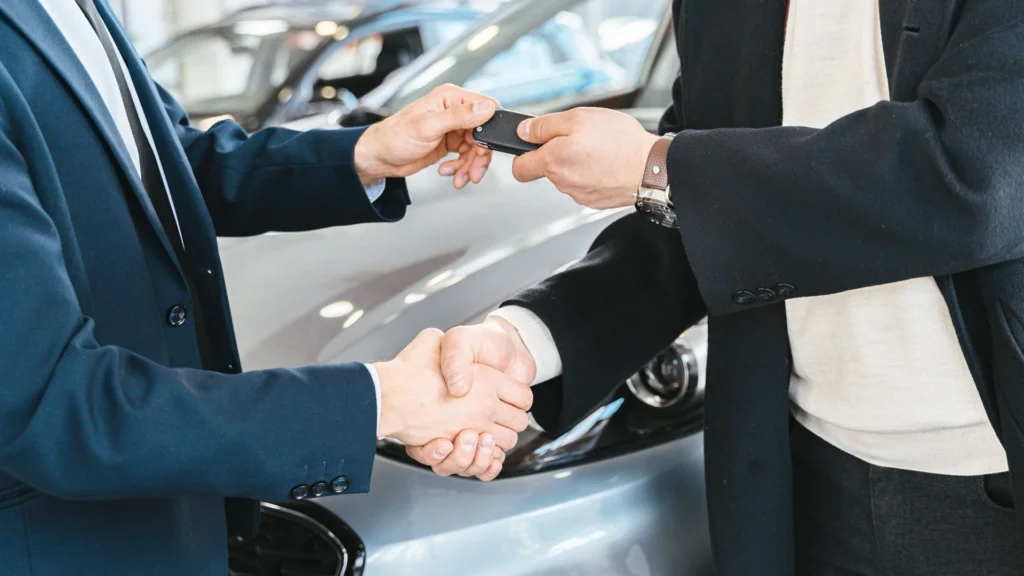Chaves de carro em cima de contrato de renting