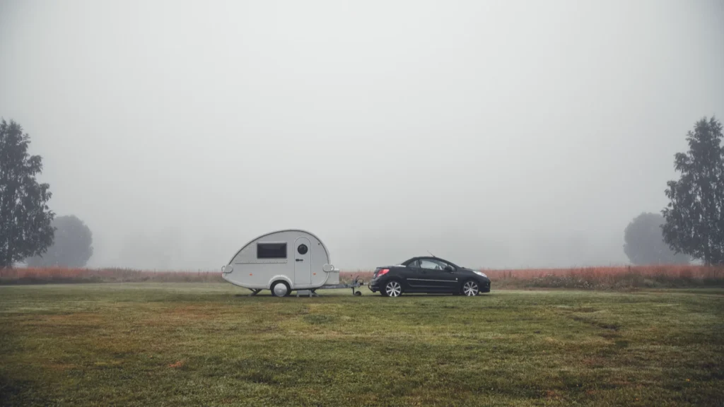 Carro eléctrico a puxar atrelado em autoestrada — teste de autonomia