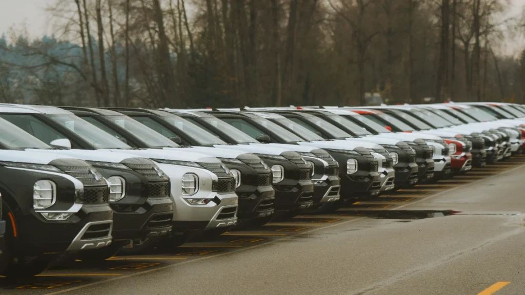 Carros em stand com cores diversas — impacto na revenda em Portugal