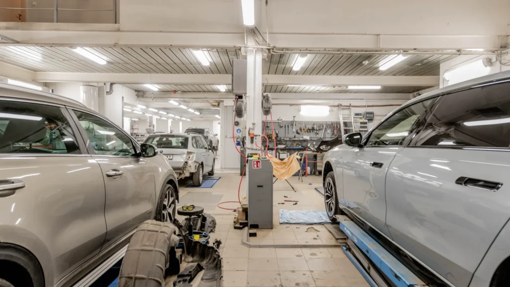 Oficina de manutenção PHEV — cuidados especiais bateria e motor