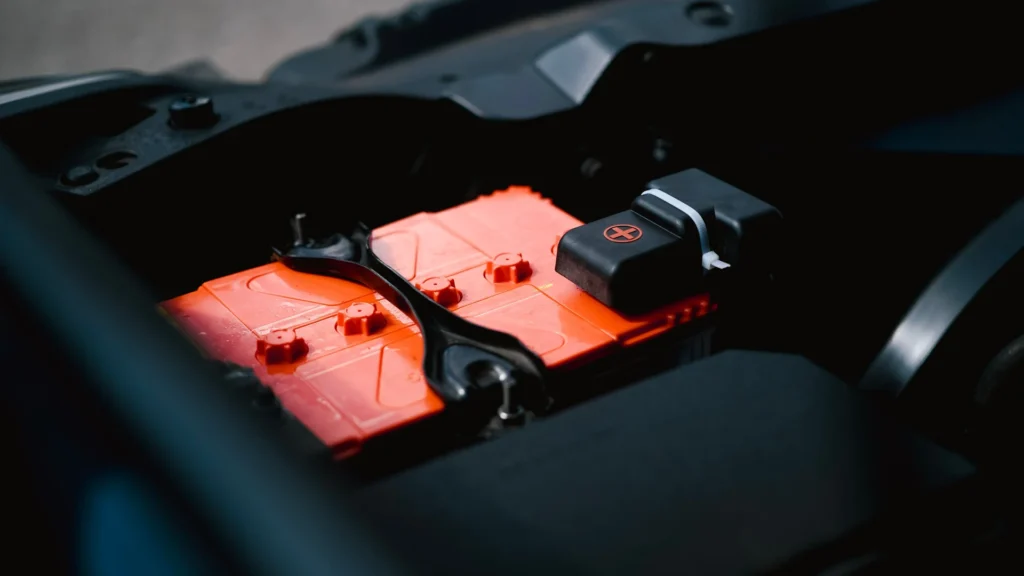 Bateria de carro eléctrico em oficina — reparação e substituição de módulos