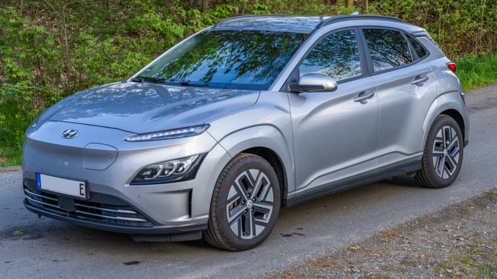 Melhores 10 eléctricos usados até 25.000€ para importar em 2026 — Hyundai Kona, Fiat 500e, Peugeot e-208 e mais